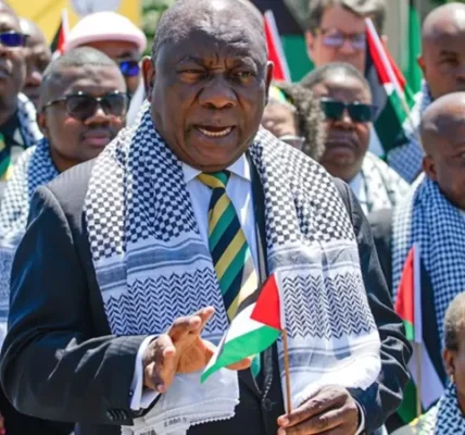On October 14, Cyril Ramaphosa, surrounded by his colleagues from the ruling African National Congress, spoke to the press draped in the traditional Palestinian scarf. (Screengrab: X/@@CyrilRamaphosa)